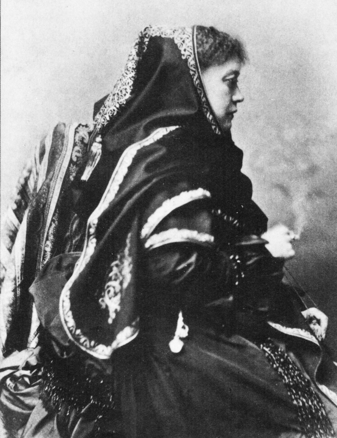 ヘレナ・ブラヴァツキーの肖像写真(1875年)
