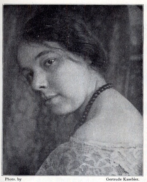 ガートルード・ケースビアによるパメラ・コールマン・スミスの肖像写真(1912年)